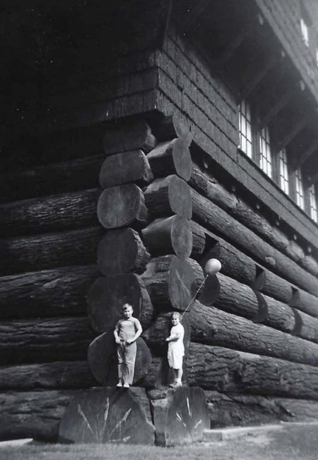 Children in front of world’s largest log cabin in Portland, Oregon, 1938 